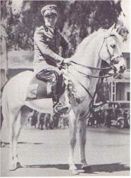 Graziani in sella a El Guaar, il famoso cavallo che l'accompagnÃ² in Tripolitania, Cirenaica ed Etiopia