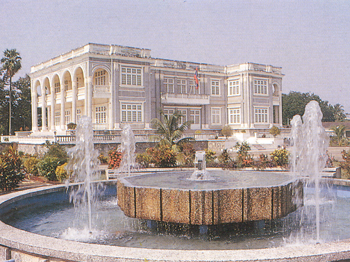president palace.jpg (316460 bytes)