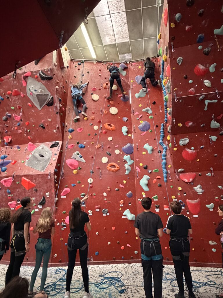 ragazzi alla palestra di arrampicata