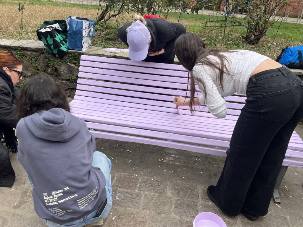 ragazzi che dipingono una panchina 