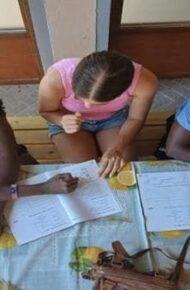 ragazza insegna italiano a due ragazzi stranieri